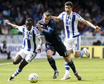 Bruma yYuri Berchiche pelean un balón de Gareth Bale.