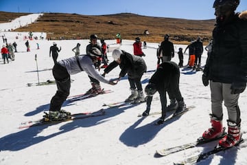 Hope Ramokotjo da una clase de esquí en el Kapoko Snow Park de Afriski Mountain Resort en Butha Buthe, Lesoto.
