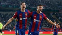 Los jugadores del Barcelona, Robert Lewandowski y Ferran Torres, celebran el 2-1 del jugador polaco.  
 