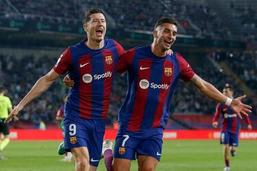 Los jugadores del Barcelona, Robert Lewandowski y Ferran Torres, celebran el 2-1 del jugador polaco.  
 