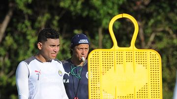 Photo of action during the Training of the Guadalajara Team in pre-season prior to the start of the Closing Tournament 2018 of Liga BBVA Bancomer MX, in Cancun.
Foto de accion durante el Entrenamiento del Equipo Guadalajara en pretemporada previo al inicio del Torneo Clausura 2018 de la Liga BBVA Bancomer MX, en Cancun, en la foto: Orbelin Pineda y Matias Almeyda DT de Guadalajara
19/12/2017/MEXSPORT.