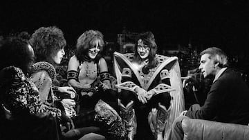 THE TOMORROW SHOW — En la imagen de izquierda a derecha, Gene Simmons, Paul Stanley, Peter Criss, Ace Frehley de KISS, junto al presentador Tom Snyder.