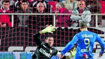 <b>GOLEADOR. </b>Soldado define en el cara a cara ante Palop y empuja el balón con la pierna derecha en la jugada del 0-1.