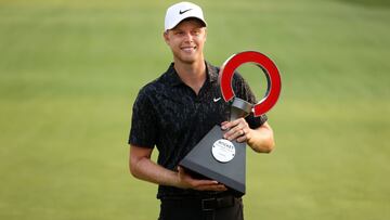 El golfista australiano Cam Davis posa con el t&iacute;tulo de campe&oacute;n del Rocket Mortgage Classic en el Detroit Golf Club de Detroit, Michigan. 
