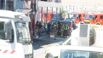 Agentes del equipo de bomberos trabajan en la sala Teatre en la zona de ocio de Las Atalayas, a 1 de octubre de 2023, en Murcia, Región de Murcia (España). Una vez se ha extinguido el incendio declarado en la discoteca Teatre los esfuerzos se están destinando en localizar a varias personas que se encontraban en el local de ocio y que, a esta hora, se encuentran en paradero desconocido. La Policía Nacional ha confirmado que el número de fallecidos en la discoteca que se ha incendiado asciende ya a siete personas. En el lugar se encuentran, además de los servicios de emergencia y los bomberos, unidades especializadas de la Jefatura Superior de Policía de Murcia en investigación de incendios para poder determinar el origen de los hechos.
01 OCTUBRE 2023;INCENDIO;SUCESO;FALLECIDOS;MUERTES;VICTIMAS;FAMILIARES;
Javi Carrión / Europa Press
01/10/2023