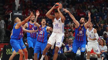 Basketball - Euroleague Semi final - FC. Barcelona v Real Madrid - Stark Arena, Belgrade, Serbia - May 19, 2022 Real Madrid's Walter Tavares in action with FC. Barcelona's Nikola Mirotic and Nicolas Laprovittola REUTERS/Marko Djurica