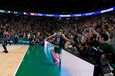 El Unicaja reba?a al Valencia el liderato