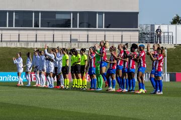 Las 22 protagonistas sobre el terreno de juego antes del inicio del partido.