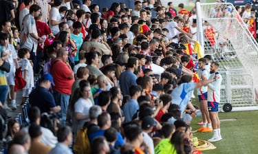 Borja Iglesias con los seguidores.