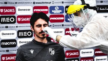 Un jugador del Vitória de Guimaraes sometiéndose al test de la COVID-19.