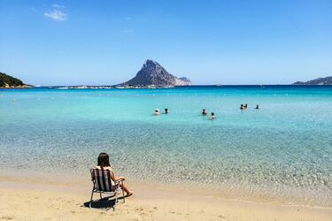 Dependiendo de la meteorología puede haber días que superen los 20º. En la foto, Playa Porto Taverna. 