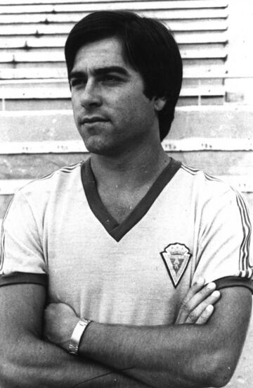 Nacido en Rota, despuntó a temprana edad y con 16 años debutó con el primer equipo del Cádiz en 1970. Jugó 8 años en el Cádiz, destacando su temporada 1976/77, año que consiguió el ascenso a Primera División. Estuvo un año en Primera con el Cádiz y se marchó al Betis en 1978.