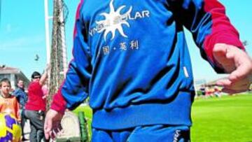 <b>UN ÍDOLO. </b>Un niño se dirige a Camacho para pedirle un autógrafo en las instalaciones de Tajonar.