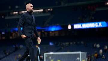 MADRID, SPAIN - DECEMBER 07: Claudio Giraldez head coach of RC Celta de Vigo looks on prior to the game the LaLiga EA Sports match between Real Madrid CF and RC Celta de Vigo at Estadio Santiago Bernabeu on December 07, 2025 in Madrid, Spain. (Photo by Diego Souto/Getty Images)