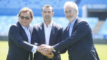 Ra&uacute;l Sanlleh&iacute; y Miguel Torrecilla rodean a Juan Carlos Carcedo en su presentaci&oacute;n como nuevo entrenador del Real Zaragoza.