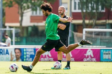 Grenier no cuelga las botas, pero coge el micrófono