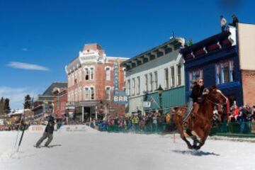 Este fin de semana se ha desarrollado en la calles de Leadville, Colorado; la 68 edición de la carrera anual de Skijoring 