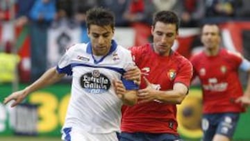 Andr&eacute; Santos disputando un bal&oacute;n en el partido 
 Osasuna - Deportivo de la Coru&ntilde;a.
 