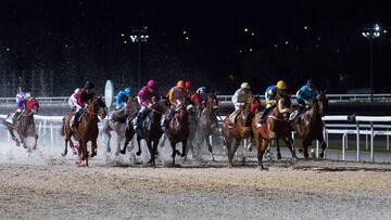 Jinetes en plena carrera en el Hipódromo de La Zarzuela de Madrid.