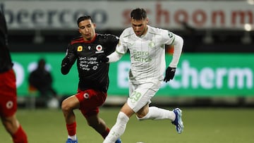 Rotterdam (Netherlands), 25/11/2023.- (l-r) Couhaib Driouech of sbv Excelsior, Santiago Gimenez of Feyenoord during the Dutch Eredivisie match between Excelsior Rotterdam and Feyenoord at the Van Donge & De Roo Stadium in Rotterdam, Netherlands, 25 November 2023. (Países Bajos; Holanda) EFE/EPA/MAURICE VAN STEEN
