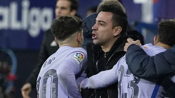 Soccer Football - LaLiga - Osasuna v FC Barcelona - El Sadar Stadium, Pamplona, Spain - December 12, 2021 FC Barcelona&#039;s Abde Ezzalzouli celebrates scoring their second goal with coach Xavi and with teammates REUTERS/Vincent West