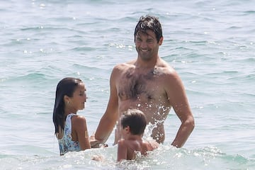 El exentrenador argentino del Real Madrid se encuentra disfrutando de las playas ibicencas en compañía de sus hijos y familia.