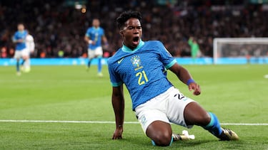 Endrick celebra el gol que marcó en Wembley.