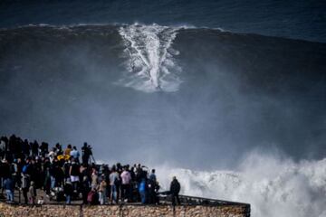 Con olas de este tama?o es imposible remar, por lo que los surfistas necesitan de un jet ski que les ponga a la velocidad de la ola para poder surfearlas.