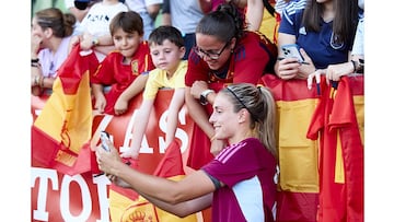 Alexia Putellas se hace un selfie con una aficionada de la Selección.