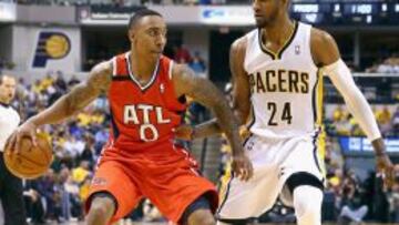 Jeff Teague (0) intenta superar a Paul George (24) durante el partido de esta pasada madrugada.