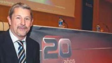 <b>NUEVA IMAGEN.</b> Pedro Barthe, presentador de Estadio 2, posó con la nueva cabecera del programa.