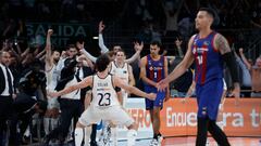 Sergio Llull celebra mirando al banquillo y a la grada el triple desde el medio campo al final del tercer cuarto.