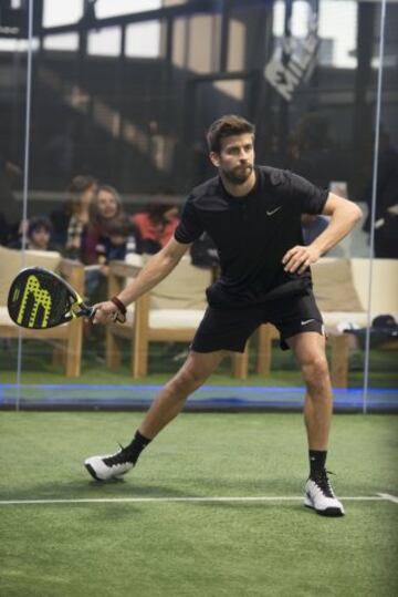 Piqué se divierte jugando al padel con Puyol, Corretja y Costa