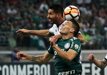 Soccer Football - Copa Libertadores - Palmeiras v Colo Colo - Allianz Parque, Sao Paulo, Brazil - October 3, 2018   Colo Colo's Juan Manuel Insaurralde in action with Palmeiras' Moises     REUTERS/Paulo Whitaker