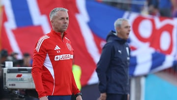 Futbol, Universidad de Chile vs Universidad Catolica.
Fecha 10, Liga de Primera 2025
El entrenador de Universidad de Chile Gustavo Alvarez es fotografiado durante el partido de primera division contra Universidad Catolica disputado en el estadio Nacional en Santiago, Chile.
03/05/2025
Dragomir Yankovic/Photosport
Football, Universidad de Chile vs Universidad Catolica.
10th turn, Division League 2025
Universidad de ChileÕs head coach Gustavo Alvarez is pictured during the first division match against Universidad Catolica held at the Nacional stadium in Santiago, Chile.
03/05/2025
Dragomir Yankovic/Photosport