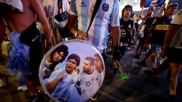 Soccer Football - FIFA World Cup Qatar 2022 - Doha, Qatar - November 25, 2022 An Argentina fan holds up his drum showing an image of Diego Maradona and Lionel Messi on the Doha Corniche REUTERS/Lee Smith