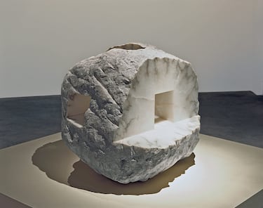 Chillida se sintió atraído por el alabastro por su naturaleza translúcida. El artista podía tallar "ventanas" o huecos en la masa sólida, permitiendo que la luz entrara y revelara el espacio interior. Esto le permitía trabajar el vacío y la luz como si fueran materiales tangibles.