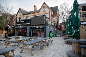 El pub se encuentra a escasos metros del estadio del Liverpool Football Club, Anfield.