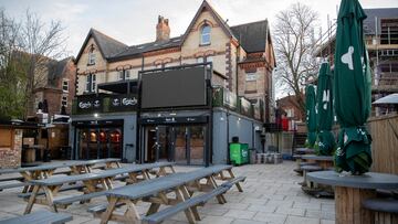 El pub se encuentra a escasos metros del estadio del Liverpool Football Club, Anfield.