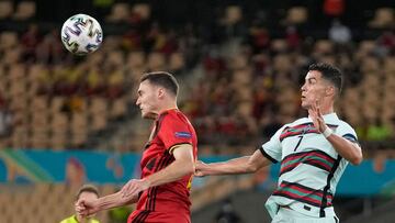 Vermaelen se impone a Critiano por arriba en el B&eacute;lgica-Portugal.