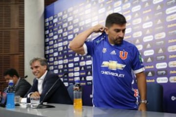 El Fantasista posó con la camiseta de Universidad de Chile en su presentación como nuevo jugador azul.