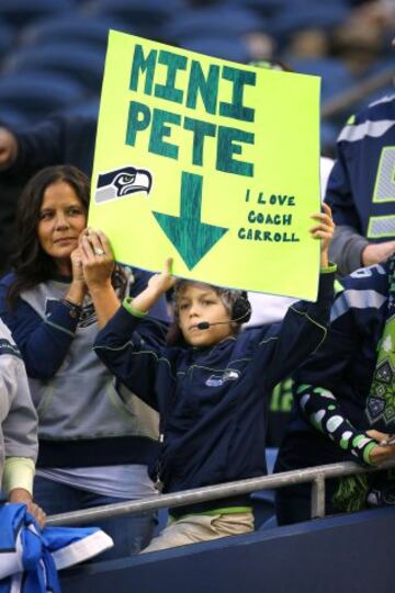 Pete Carroll se ha clonado a s¨ª mismo para poder seguir entrenando a los Seahawks eternamente. Aqu¨ª tenemos a su orgulloso mini-yo. En Seattle encantados, claro.