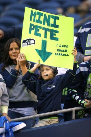 Pete Carroll se ha clonado a sí mismo para poder seguir entrenando a los Seahawks eternamente. Aquí tenemos a su orgulloso mini-yo. En Seattle encantados, claro.