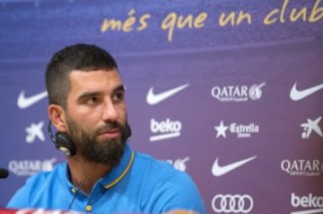 La presentación de Arda Turan en imágenes