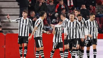 Los albinegros celebran su gol en Granada.