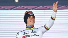 Remco Evenepoel saluda al público desde el podio del Giro.