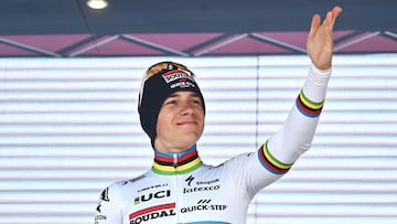 Remco Evenepoel saluda al p¨²blico desde el podio del Giro.
