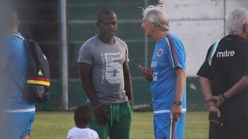 Mauricio Casierra y José Pékerman hablan durante el entrenamiento de Colombia en San Juan.