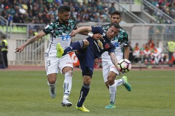 El jugador de Universidad de Chile Sebastian Ubilla, derecha centro, disputa el balon con Andres Robles  de Santiago Wanderers durante el partido de primera division en el estadio Elias Figueroa de Valparaiso, Chile.