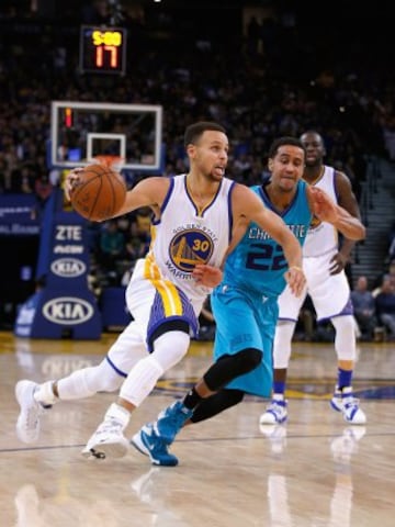 Stephen Curry dribla a Brian Roberts.